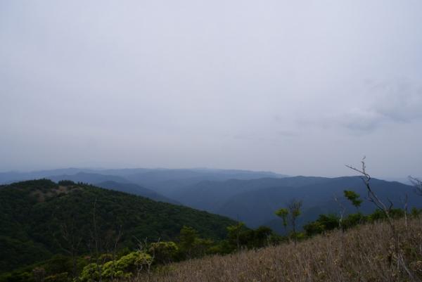 琵琶湖と反対側の京都方面にも山が続きます。